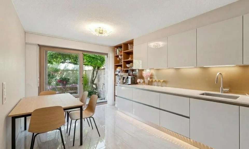 En exclusivité : Charmante maison mitoyenne avec piscine