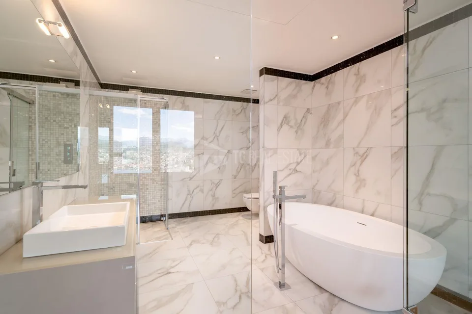 PRESTIGIOUS THREE-BEDROOM APARTMENT WITH STUNNING LAKE VIEWS | PRES... – Foto 11 von 14