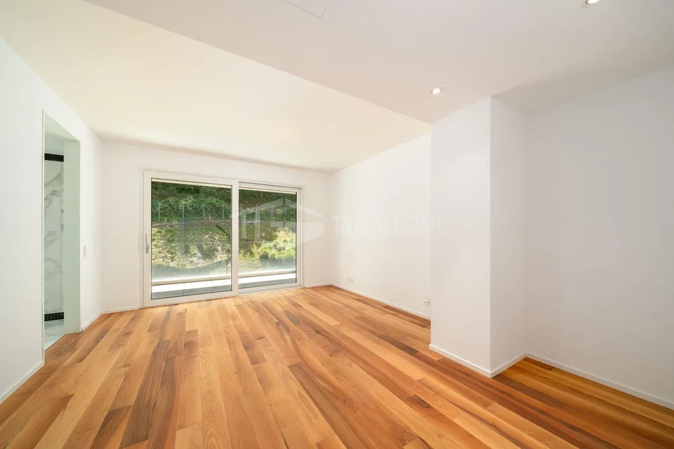 PRESTIGIOUS THREE-BEDROOM APARTMENT WITH STUNNING LAKE VIEWS | PRES... – Foto 12 von 14