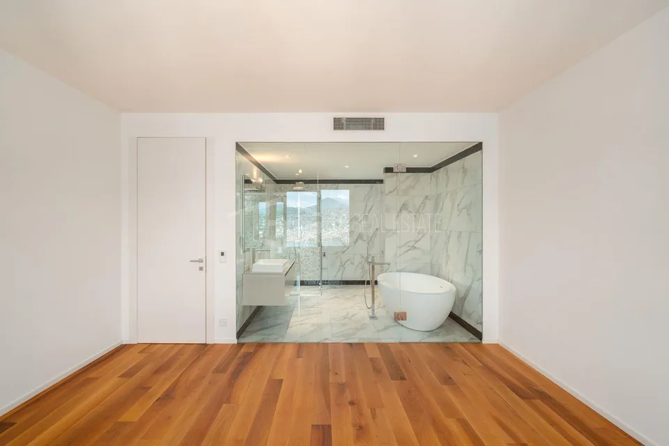 PRESTIGIOUS THREE-BEDROOM APARTMENT WITH STUNNING LAKE VIEWS | PRES... – Foto 9 von 14