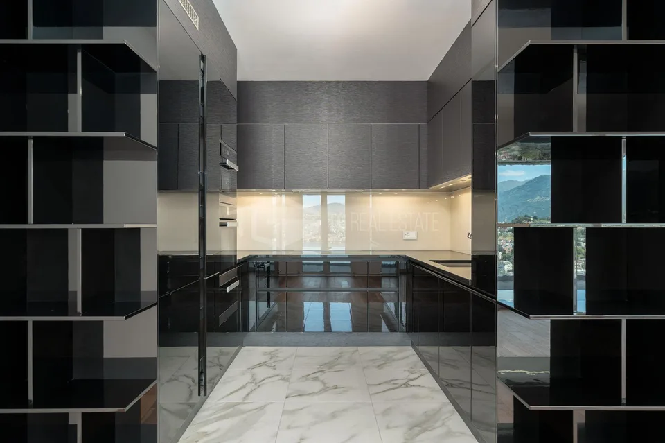 PRESTIGIOUS THREE-BEDROOM APARTMENT WITH STUNNING LAKE VIEWS | PRES... – Foto 6 von 14