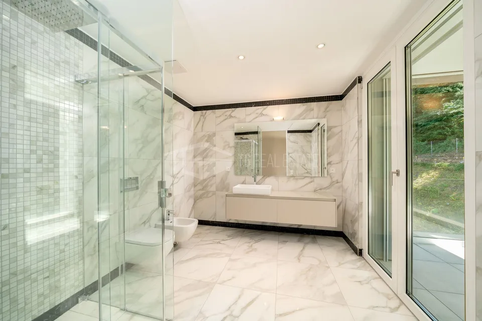 PRESTIGIOUS THREE-BEDROOM APARTMENT WITH STUNNING LAKE VIEWS | PRES... – Foto 8 von 14