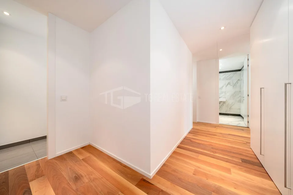 PRESTIGIOUS THREE-BEDROOM APARTMENT WITH STUNNING LAKE VIEWS | PRES... – Foto 14 von 14
