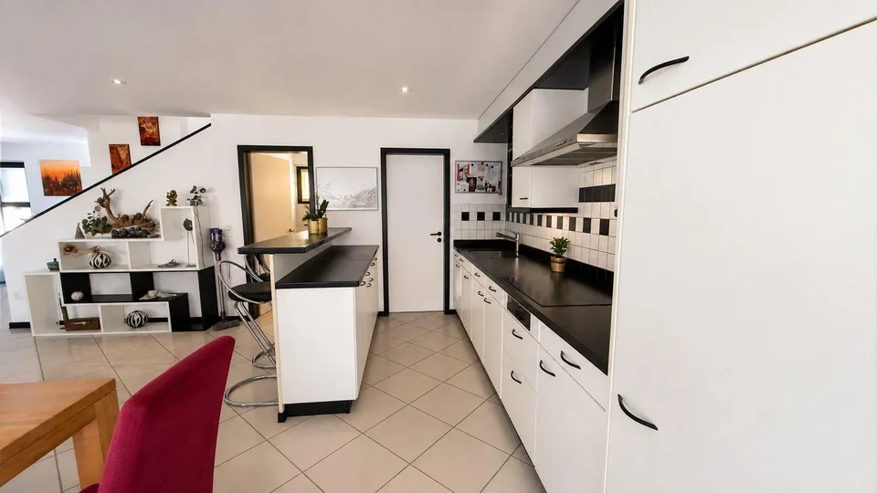 Vendesi ampia casa unifamiliare in zona intima a Grono – Foto 9 von 18