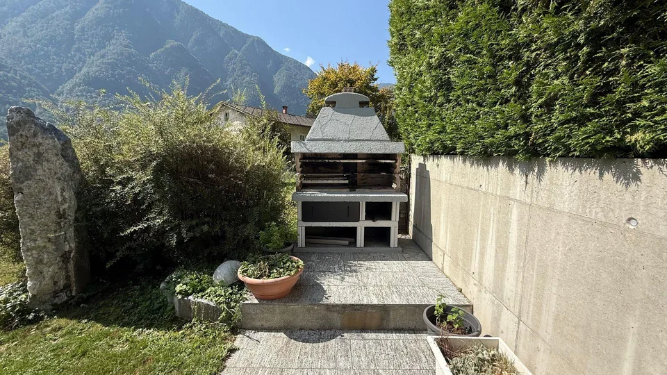 Vendesi ampia casa unifamiliare in zona intima a Grono – Foto 18 von 18