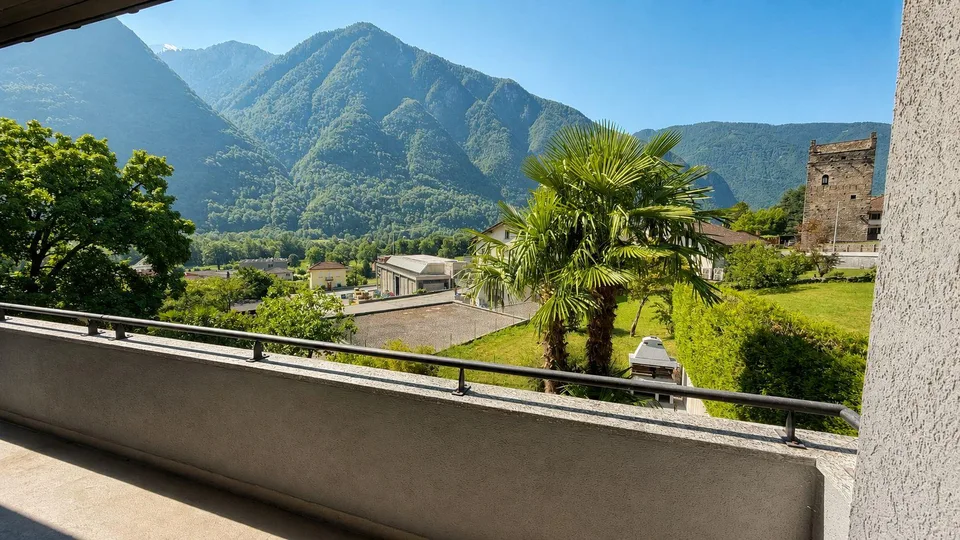 Vendesi ampia casa unifamiliare in zona intima a Grono – Foto 13 von 18