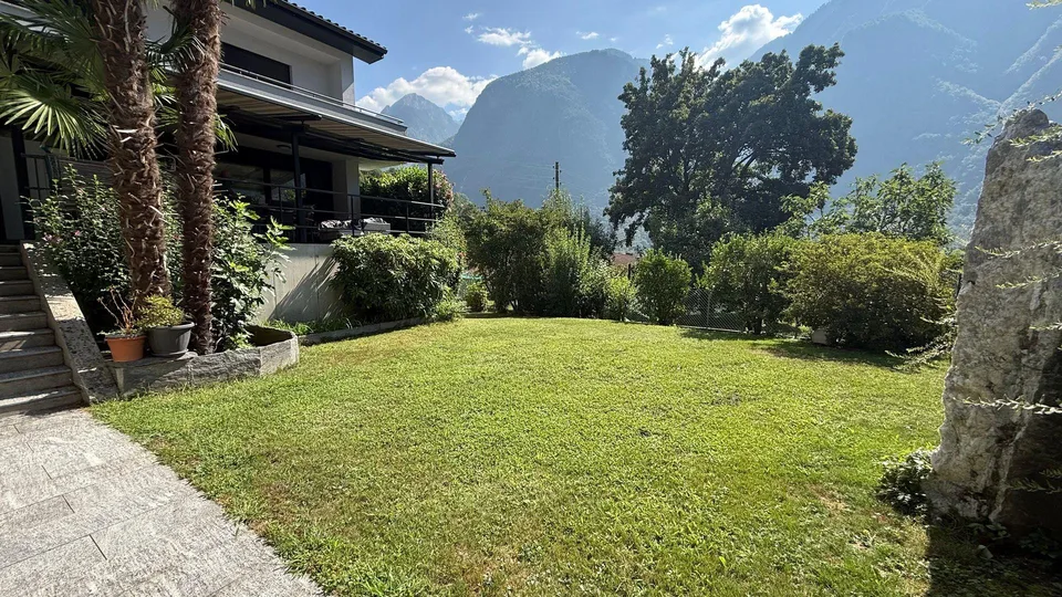 Vendesi ampia casa unifamiliare in zona intima a Grono – Foto 17 von 18