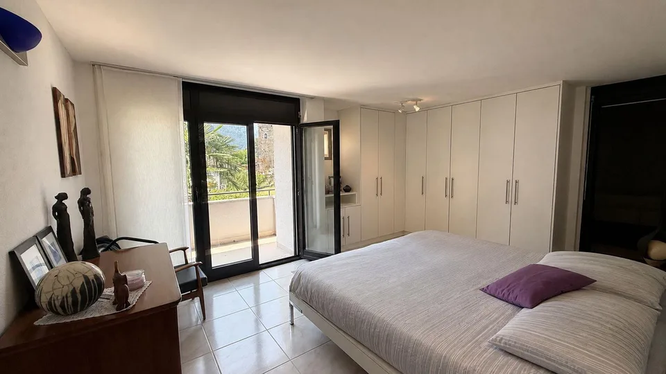 Vendesi ampia casa unifamiliare in zona intima a Grono – Foto 11 von 18