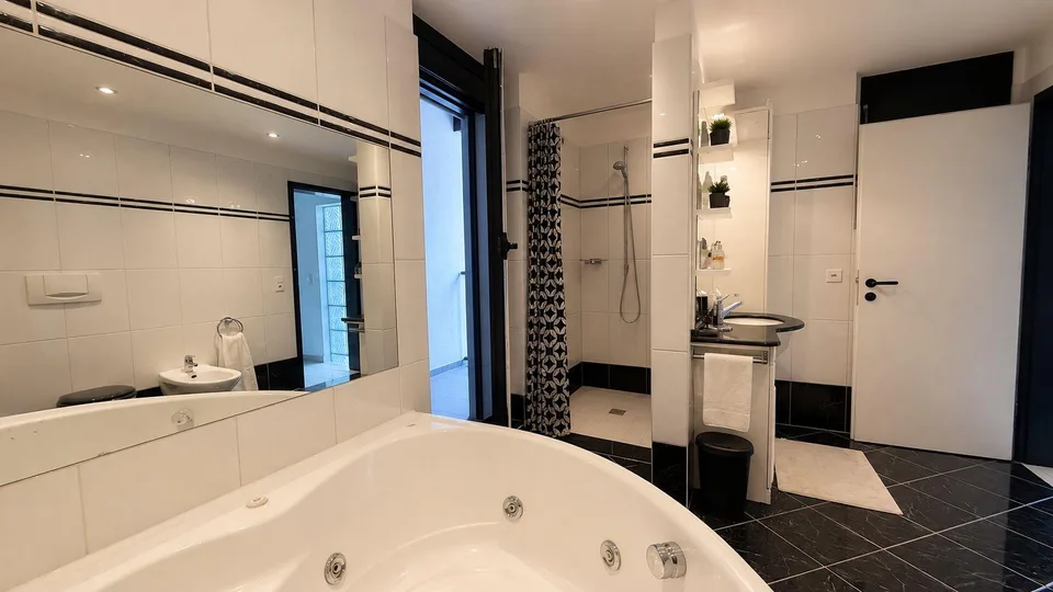 Vendesi ampia casa unifamiliare in zona intima a Grono – Foto 15 von 18