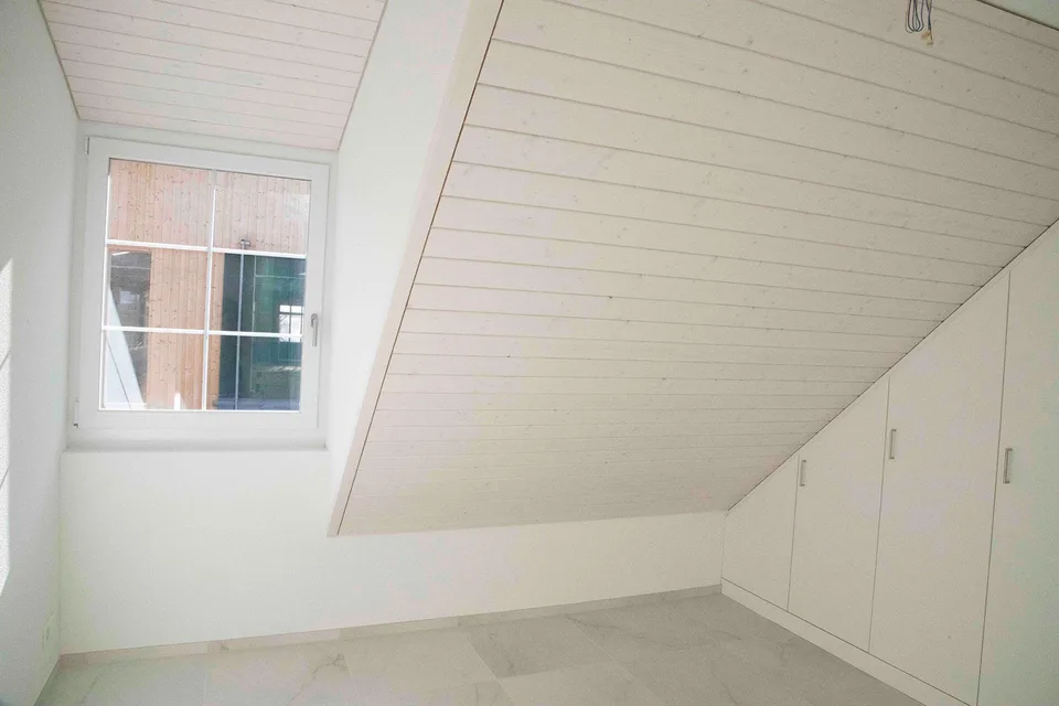Moderne 3 1/2 Dachwohnung mit zusätzlichem Raum unverbaubare Aussicht