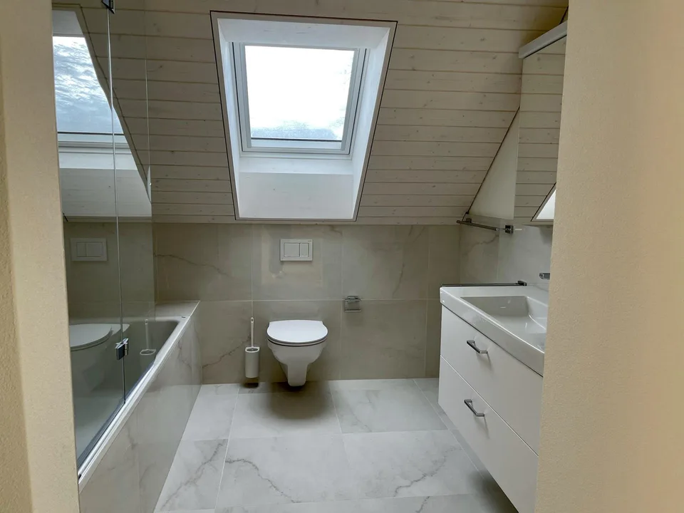Moderne 3 1/2 Dachwohnung mit zusätzlichem Raum unverbaubare Aussicht