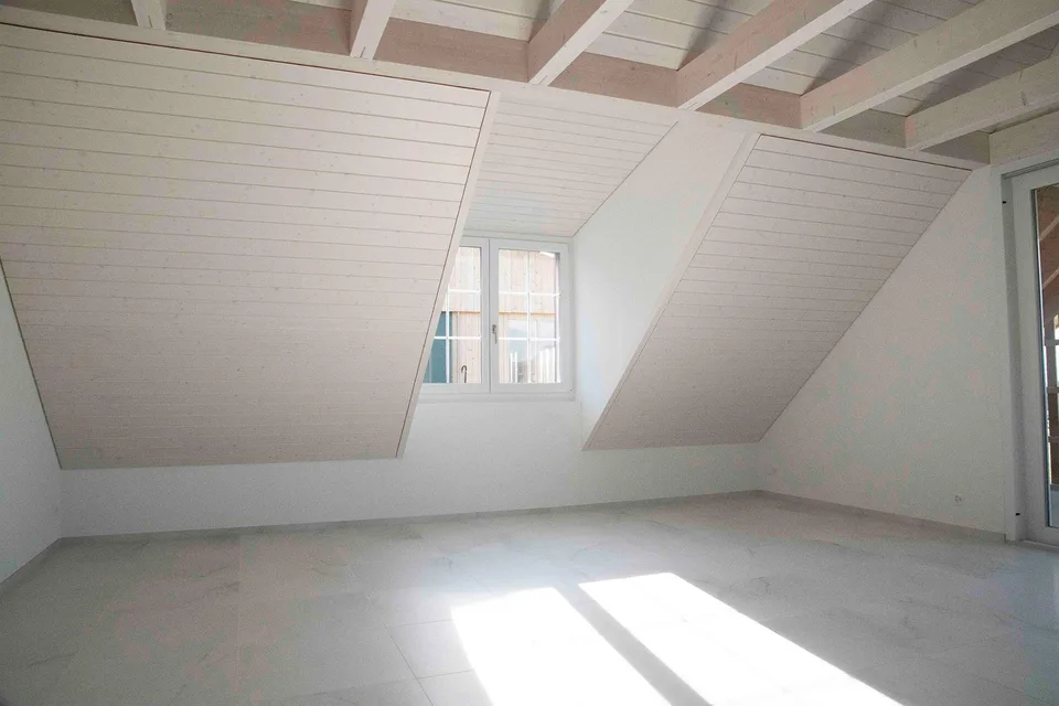 Moderne 3 1/2 Dachwohnung mit zusätzlichem Raum unverbaubare Aussicht
