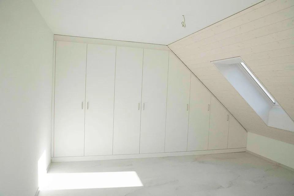Moderne 3 1/2 Dachwohnung mit zusätzlichem Raum unverbaubare Aussicht