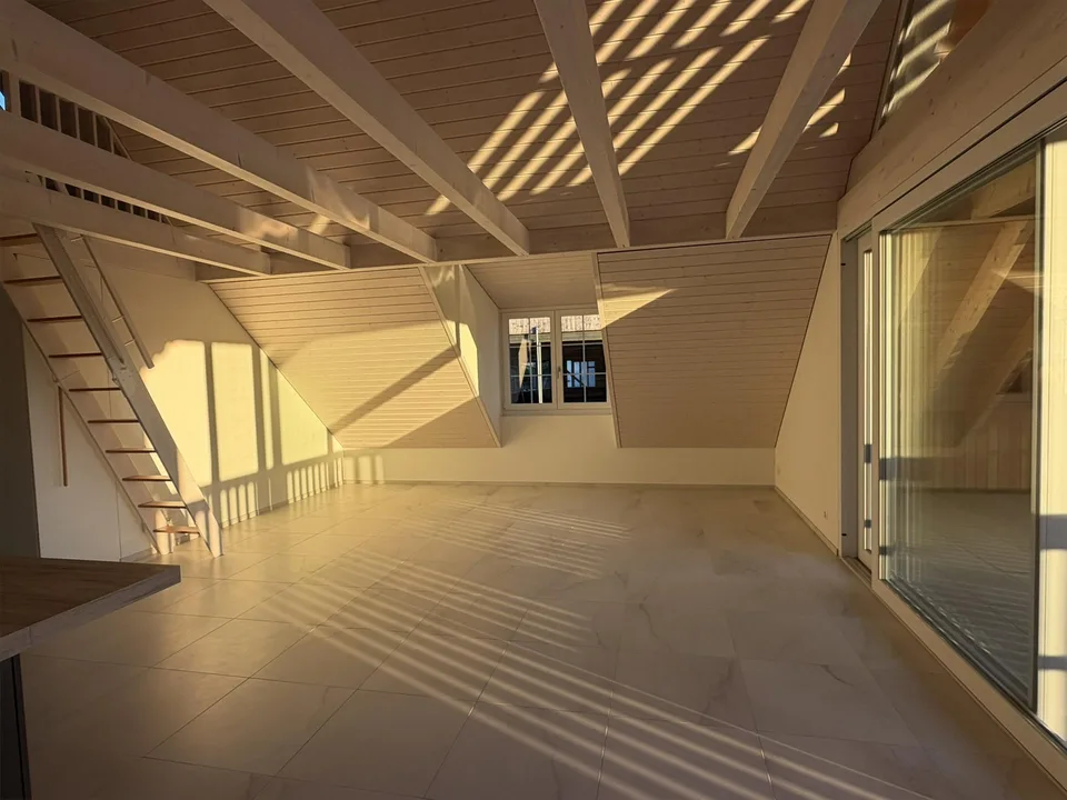 Moderne 3 1/2 Dachwohnung mit zusätzlichem Raum unverbaubare Aussicht
