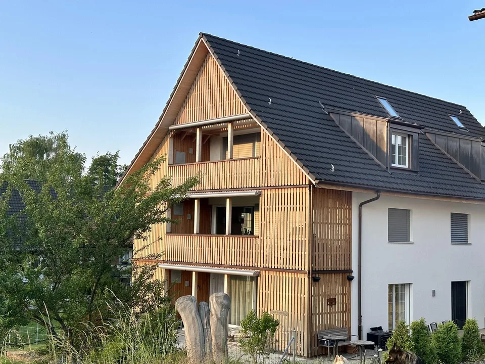 Moderne 3 1/2 Dachwohnung mit zusätzlichem Raum unverbaubare Aussicht