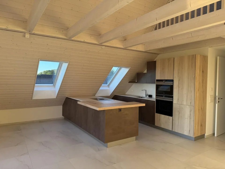 Moderne 3 1/2 Dachwohnung mit zusätzlichem Raum unverbaubare Aussicht