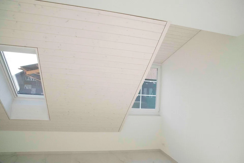 Moderne 3 1/2 Dachwohnung mit zusätzlichem Raum unverbaubare Aussicht