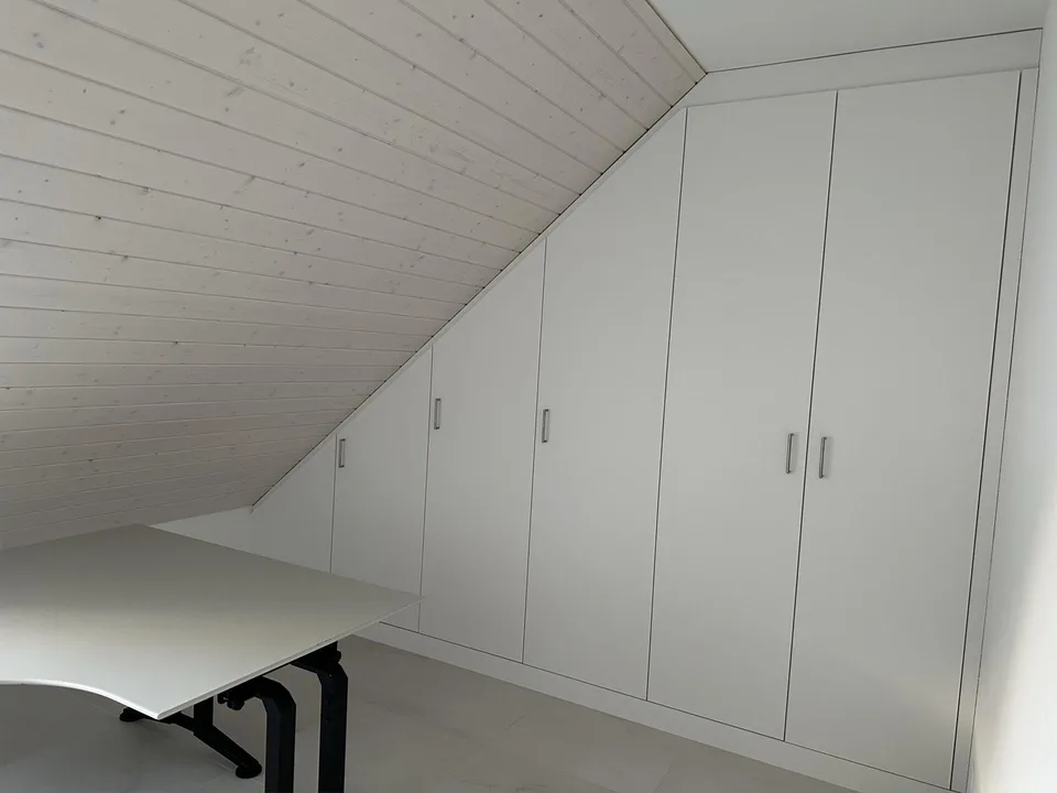 Moderne 3 1/2 Dachwohnung mit zusätzlichem Raum unverbaubare Aussicht