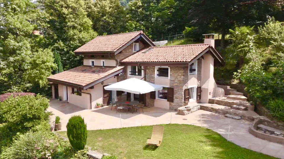 Exklusive Villa mit 7,5 Zimmern, eingebettet in die Natur, mit Nebengebäude und Teich