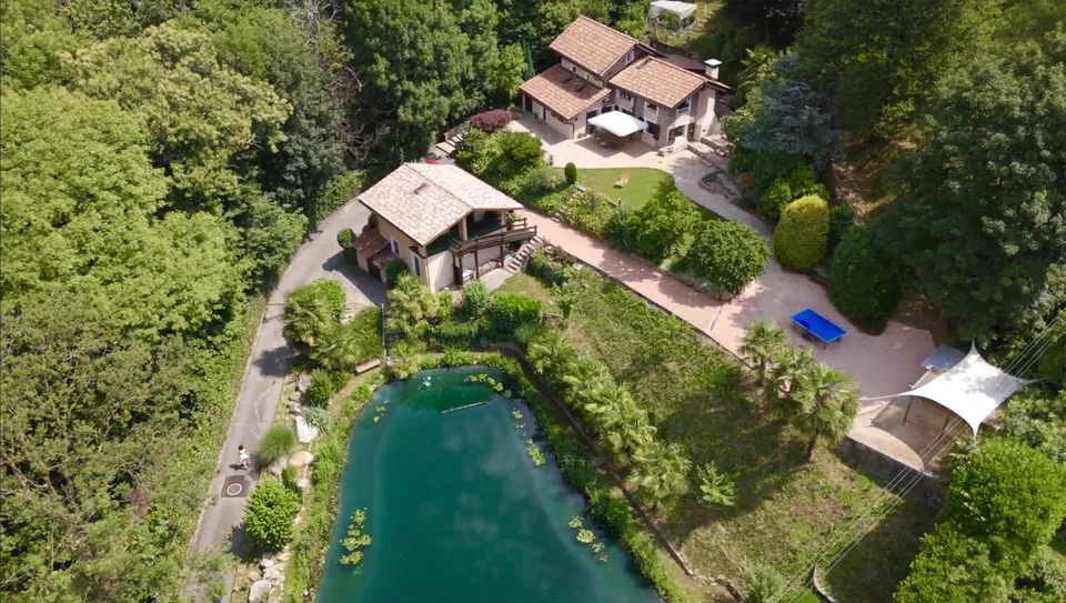 Esclusiva villa da 7.5 locali immersa nel verde con dépendance e la...