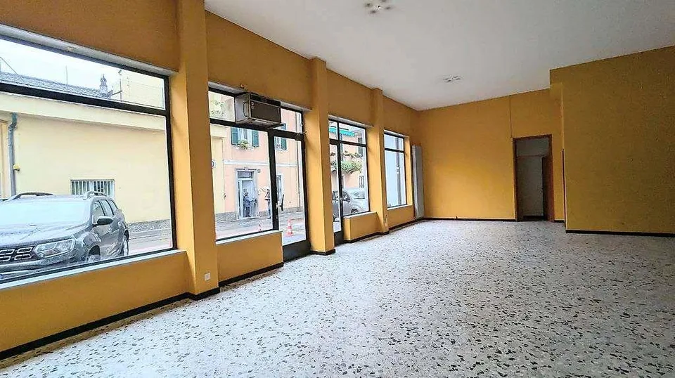 Chiasso,  3,5 con posti auto, loc..commerciale