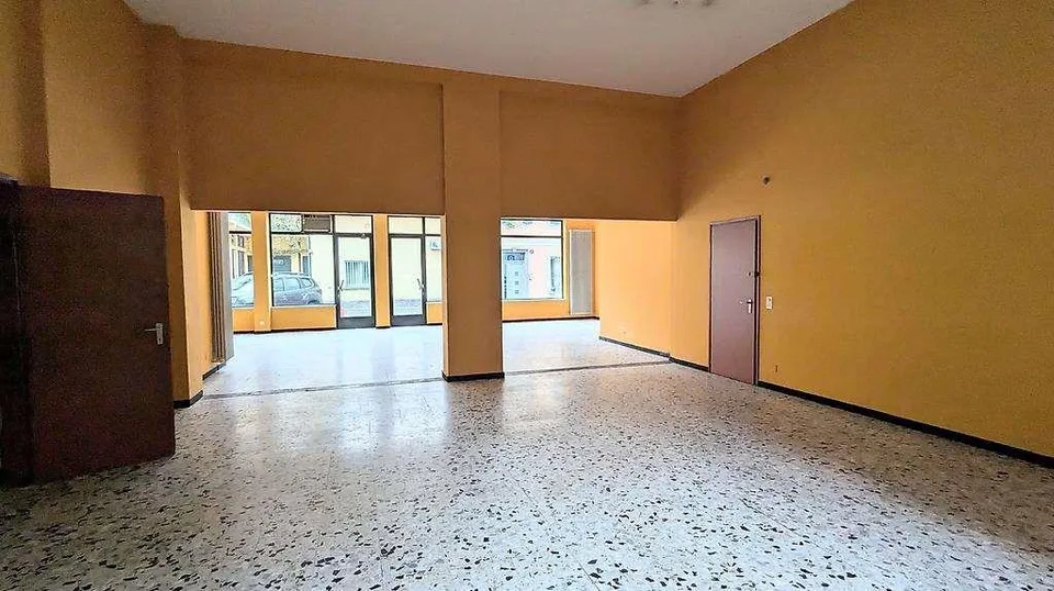 Chiasso,  3,5 con posti auto, loc..commerciale