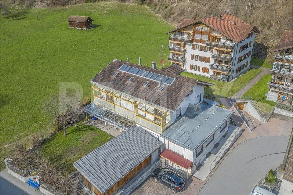 Grosses Einfamilienhaus mit separatem Büroteil