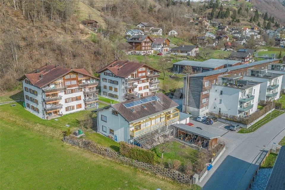 Grosses Einfamilienhaus mit separatem Büroteil