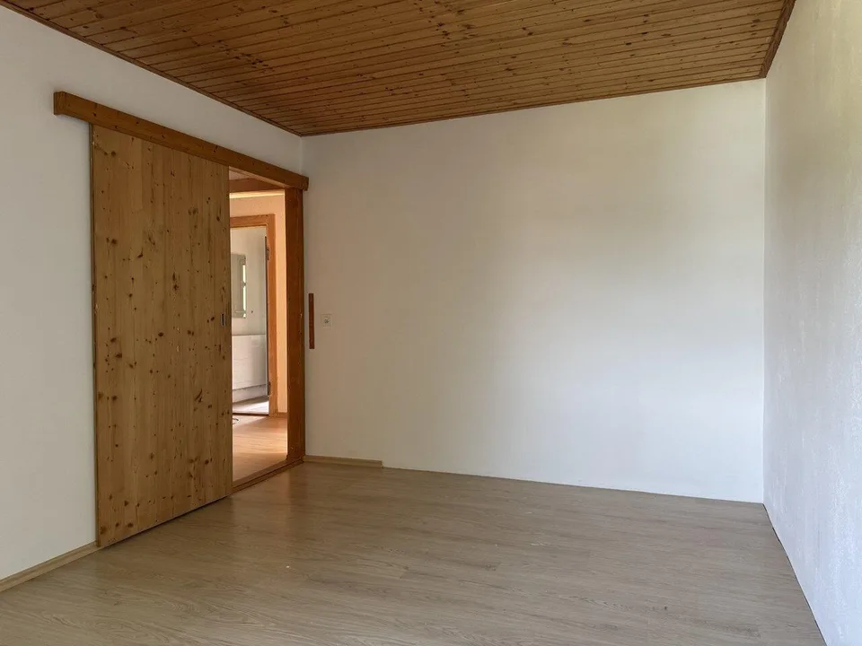 Einfamilienhaus mit grosser Baulandreserve – Foto 9 von 12