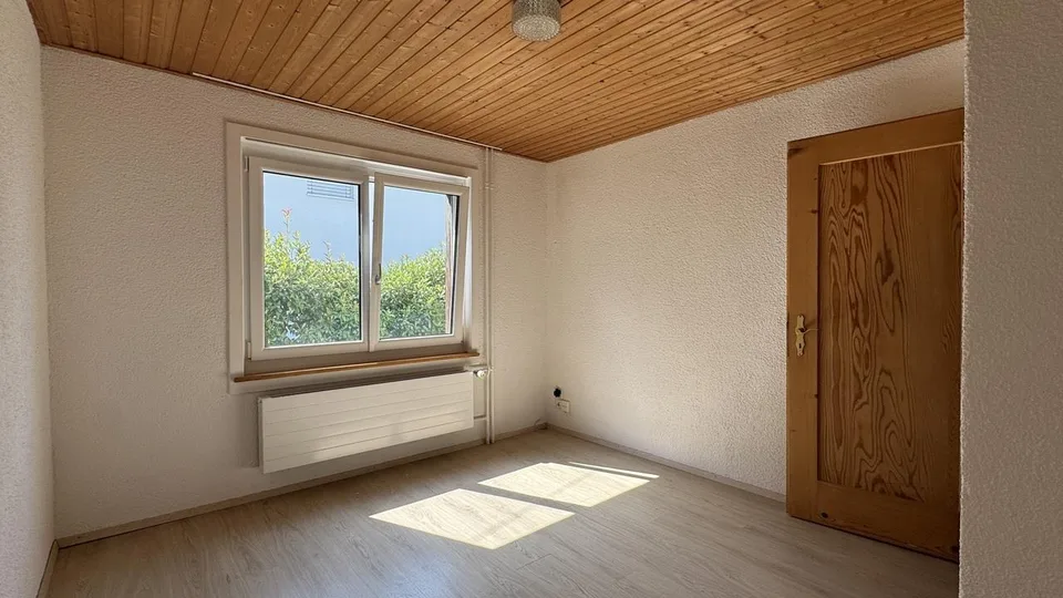 Einfamilienhaus mit grosser Baulandreserve – Foto 8 von 12