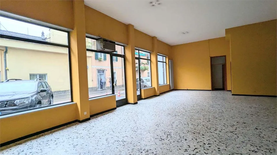 Chiasso, locale commerciale , personalizzabile