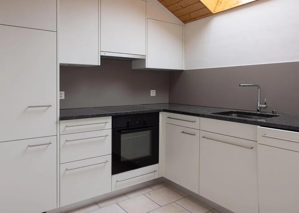 Schöne, helle Dachwohnung mit moderner Küche & Balkon
