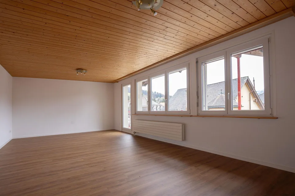 Schöne, helle Dachwohnung mit moderner Küche & Balkon