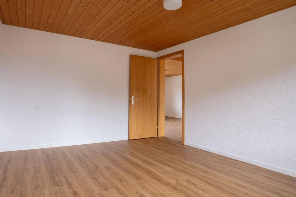Schöne, helle Dachwohnung mit moderner Küche & Balkon – photo 16 of 16