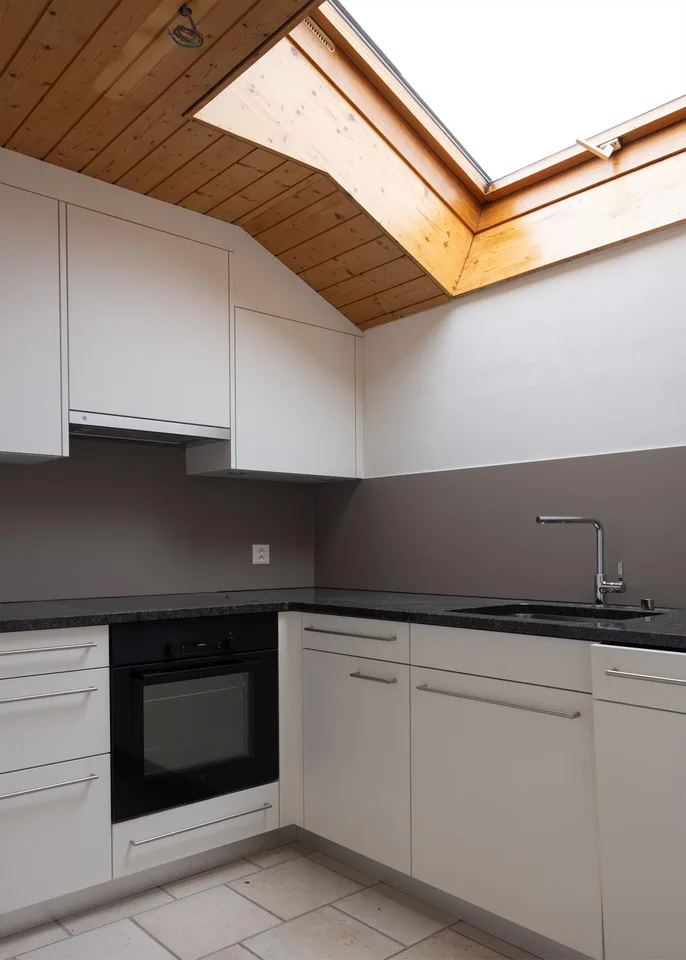 Schöne, helle Dachwohnung mit moderner Küche & Balkon – photo 6 of 16
