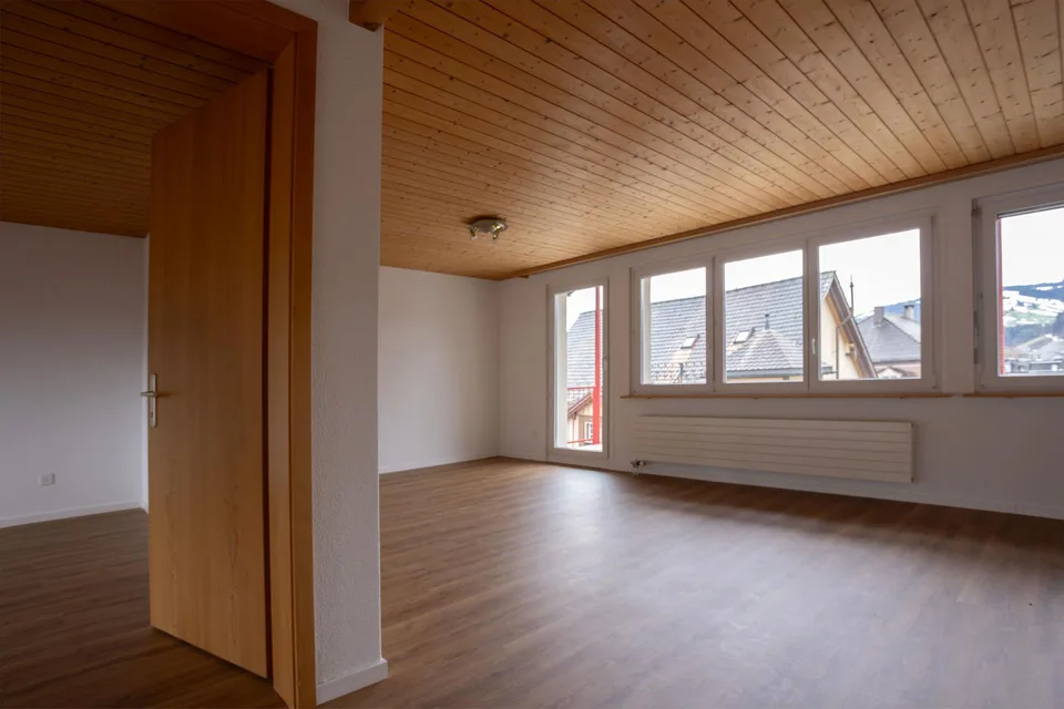 Schöne, helle Dachwohnung mit moderner Küche & Balkon