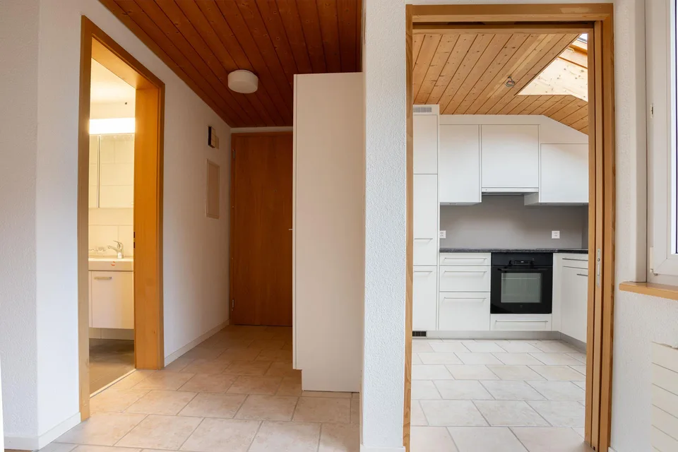 Schöne, helle Dachwohnung mit moderner Küche & Balkon – photo 14 of 16