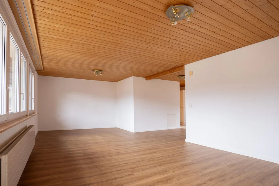 Schöne, helle Dachwohnung mit moderner Küche & Balkon