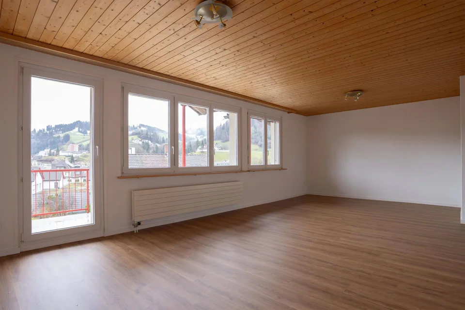 Schöne, helle Dachwohnung mit moderner Küche & Balkon