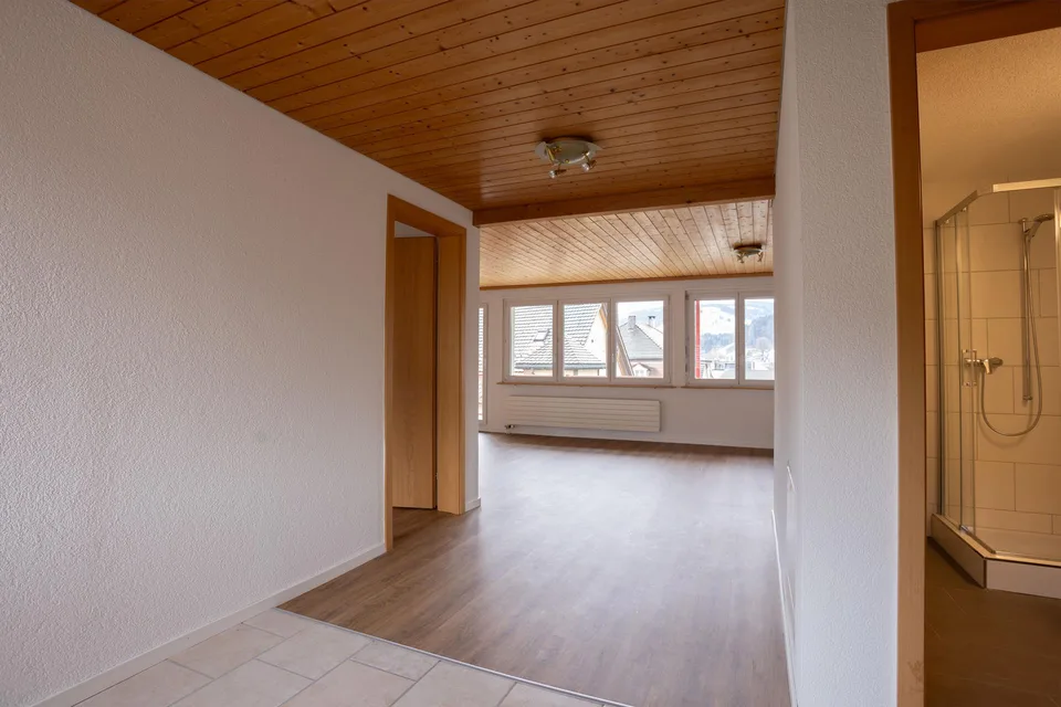 Schöne, helle Dachwohnung mit moderner Küche & Balkon – photo 12 of 16