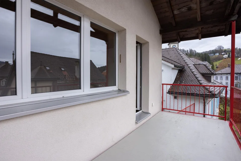 Schöne, helle Dachwohnung mit moderner Küche & Balkon – photo 8 of 16