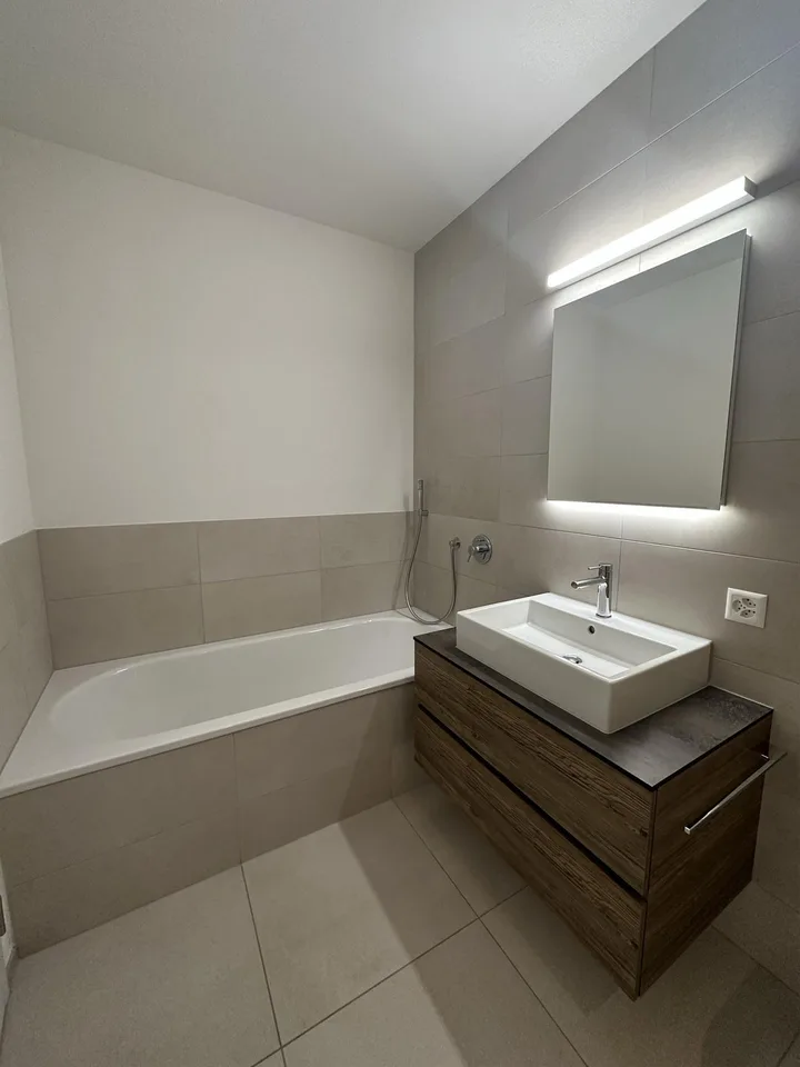 Moderne 2.5-Zimmerwohnung mit einzigartiger Raumhöhe