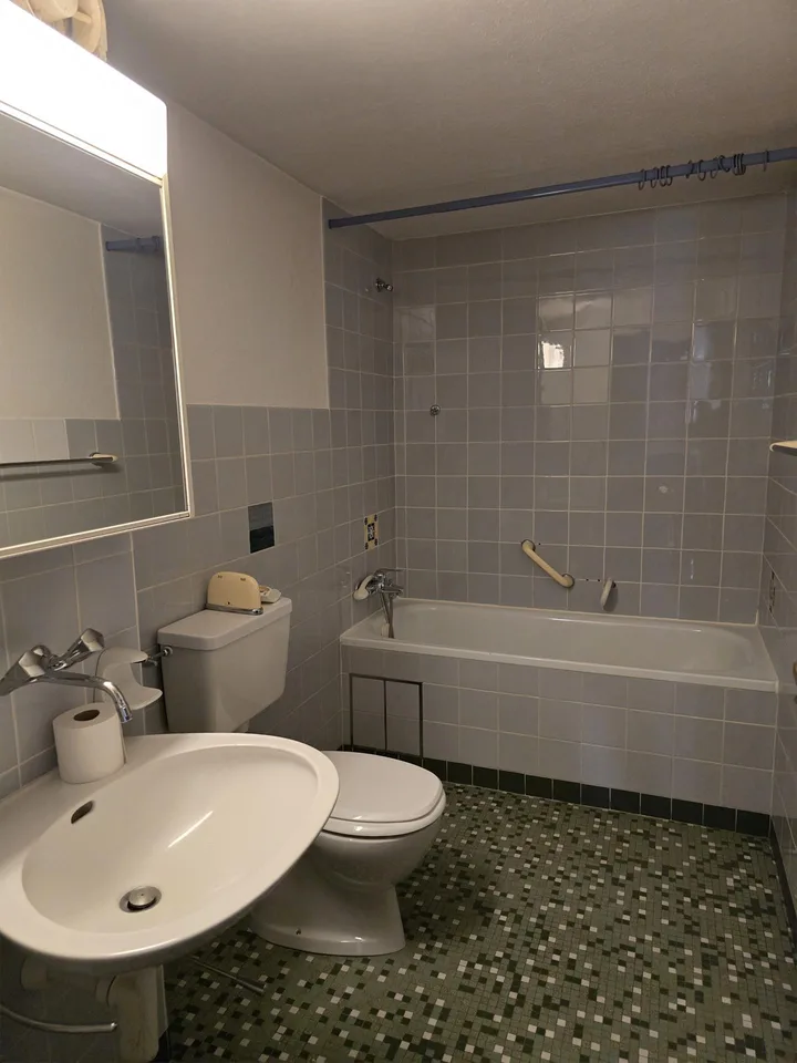 3 Zimmer Altbauwohnung mit Balkon