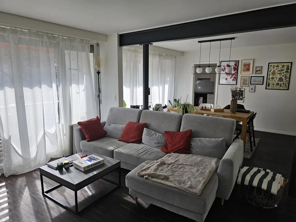grosszügige lichtdurchflutete 2 1/2-Zimmer-Wohnung