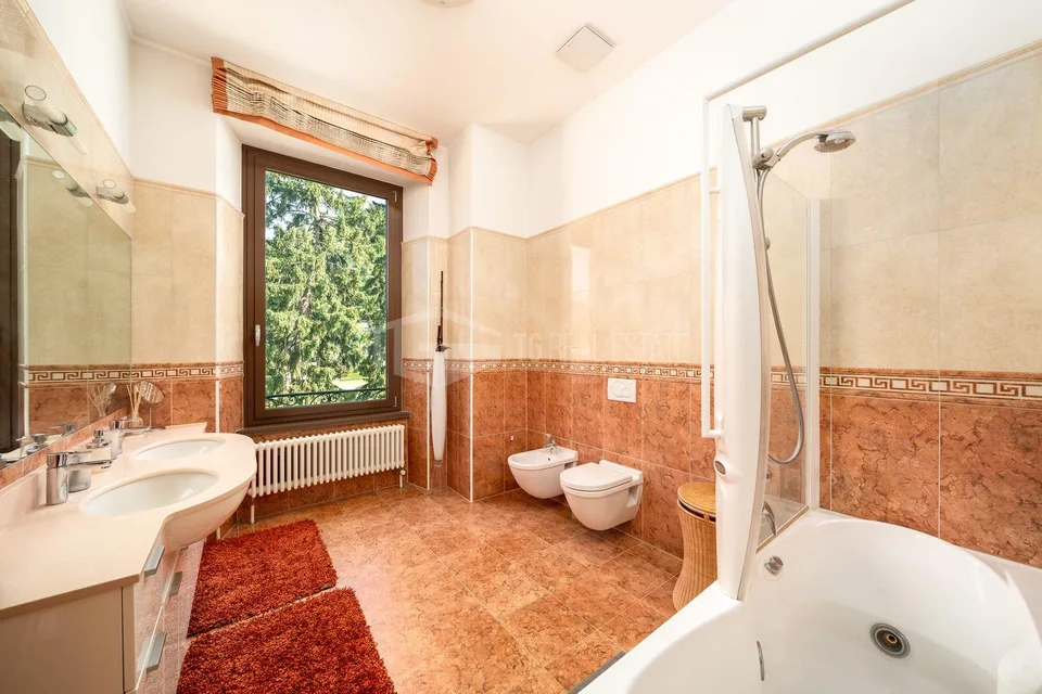 ATTICO CON VISTA LAGO IN ELEGANTE COMPLESSO STORICO – foto 8 di 13