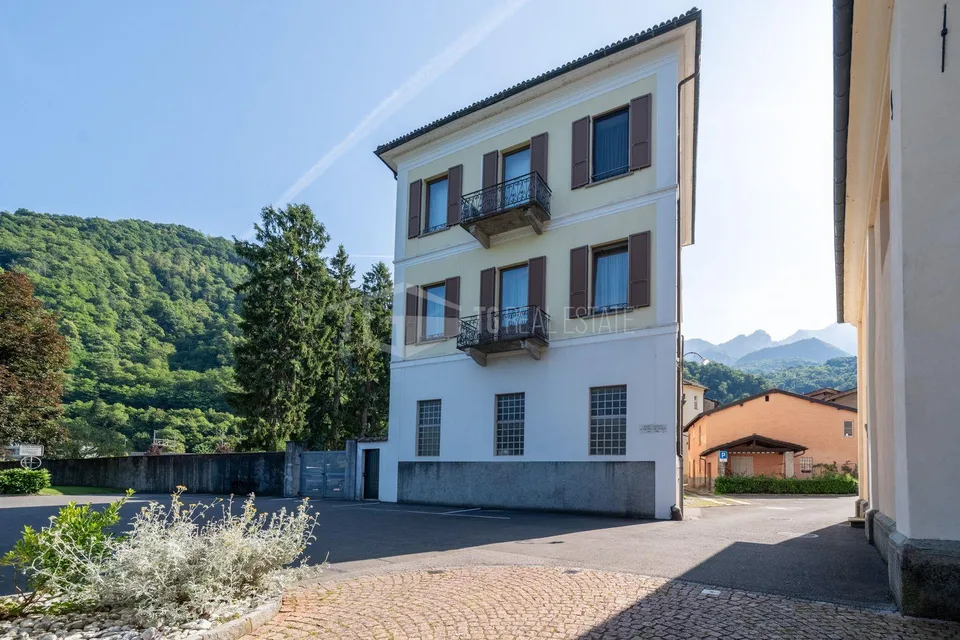 ATTICO CON VISTA LAGO IN ELEGANTE COMPLESSO STORICO