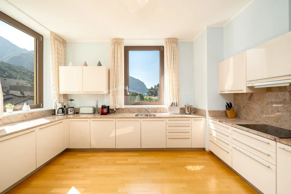 ATTICO CON VISTA LAGO IN ELEGANTE COMPLESSO STORICO – foto 6 di 13