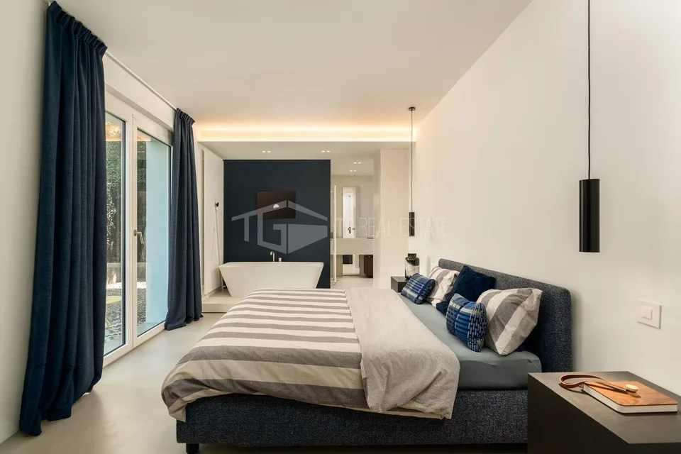 ELEGANT CONTEMPORARY VILLA WITH POOL AND LAKE VIEWS | VILLA CONTEMP... – Foto 12 von 14