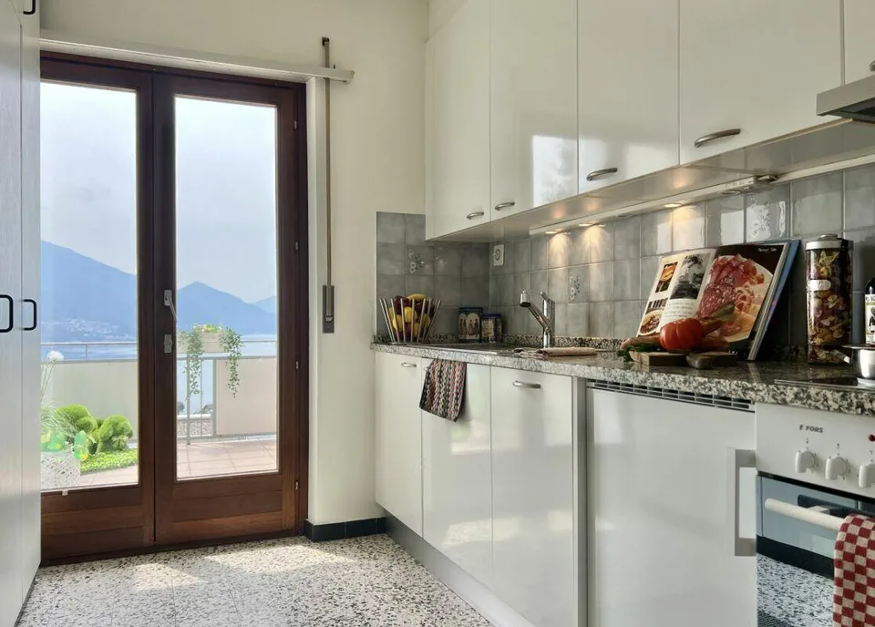 Appartamento 4,5 camere ?con vista lago 180°, ampia terrazza soleggiata e giardino privato – foto 7 di 30