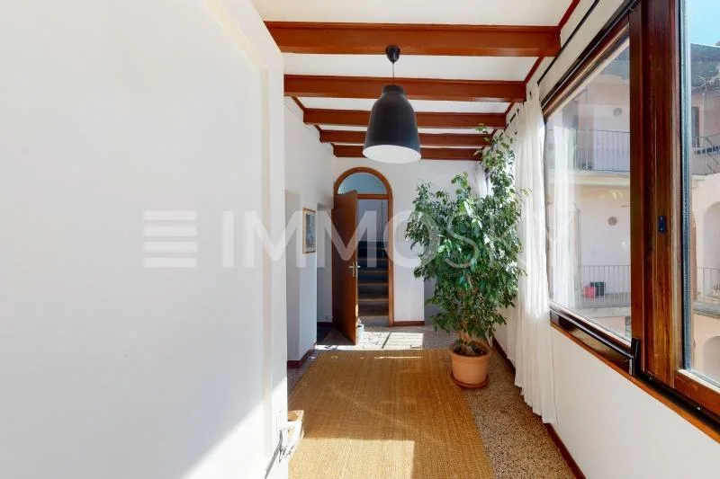 3 appartamenti con entrate separate e corte interna